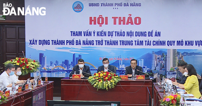 Da Nang People's Committee Chairman Le Trung Chinh (centre), municipal People's Committee Standing Vice Chairman Ho Ky Minh (left, middle row) and PhD. Tran Du Lich (right, middle row), a member of the National Financial and Monetary Policy Advisory Council co-chaired the seminar, March 4, 2022. Photo: MAI QUE