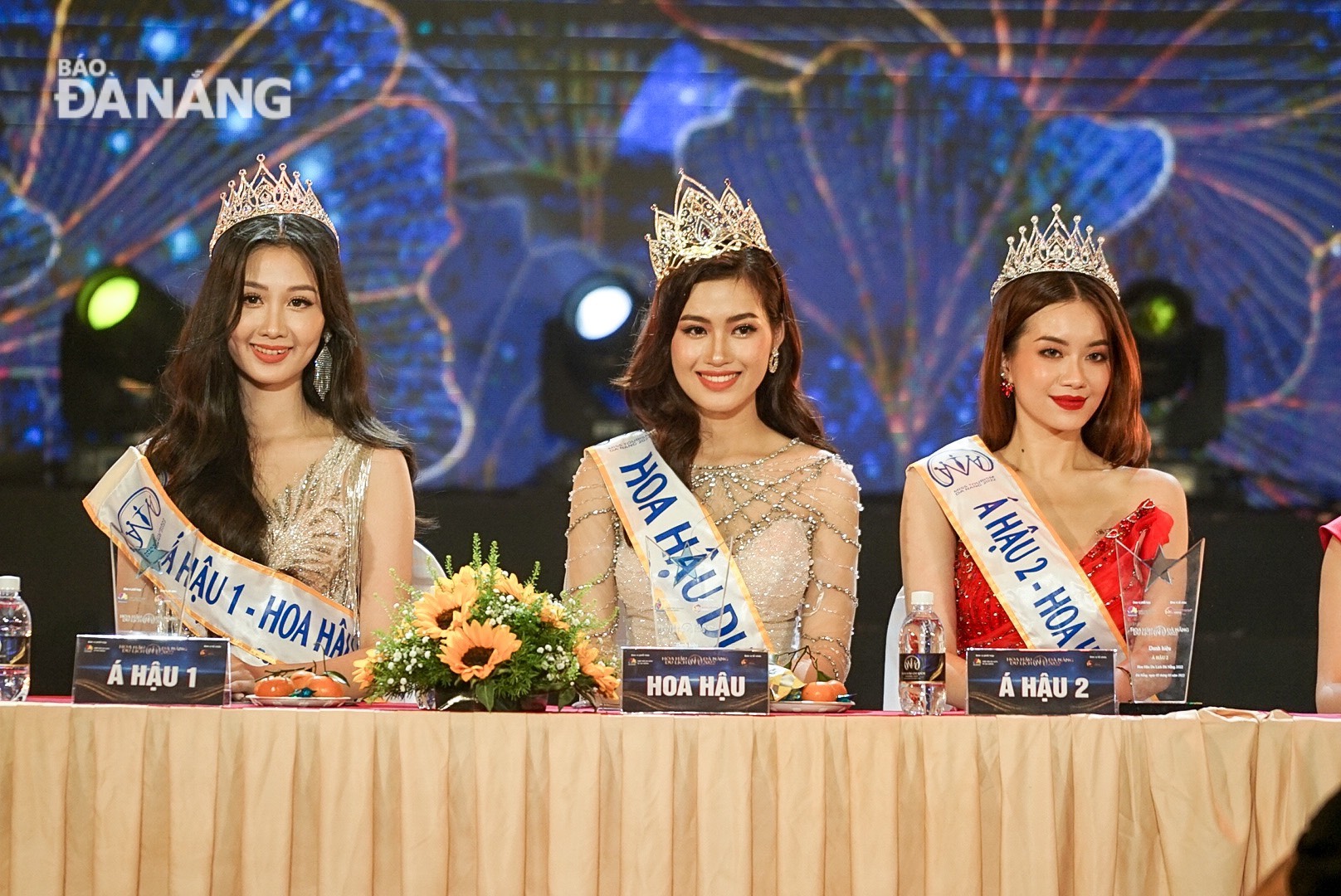 Á hậu 1, Hoa hậu và Á hậu 2 (từ trái qua phải) cuộc thi Hoa hậu Du lịch Đà Nẵng năm 2022. Ảnh: DUYÊN ANH