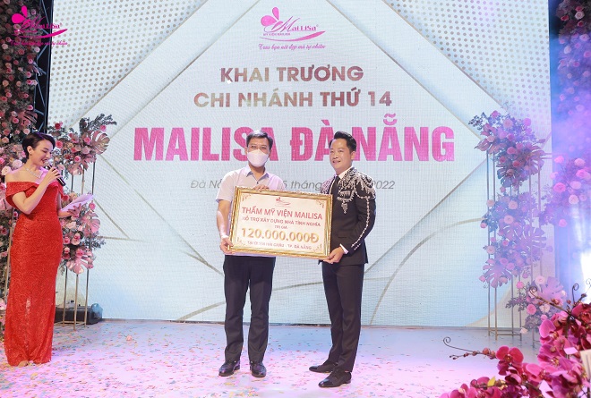Giám đốc điều hành hệ thống TMV Mailisa Hoàng Kim Khánh trao tăng 120 triệu đồng đến đại diện UBND quận Hải Châu để xây dựng nhà tình nghĩa.  
