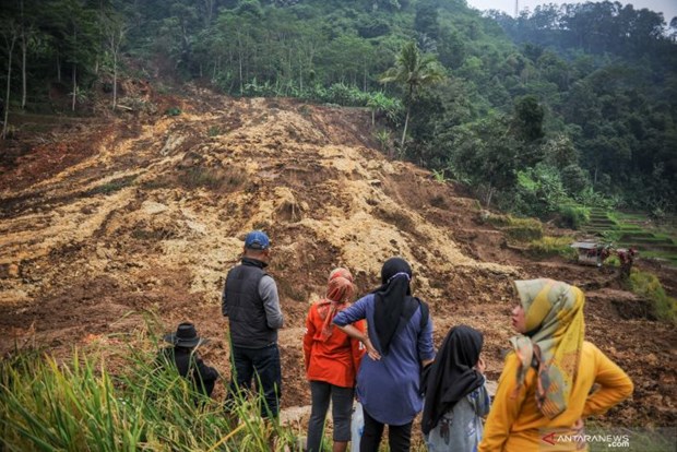 Residents inspect a landslide location in Ciherang village, Sumedang district, West Java on January 16, 2022 (Photo: Antaranews)