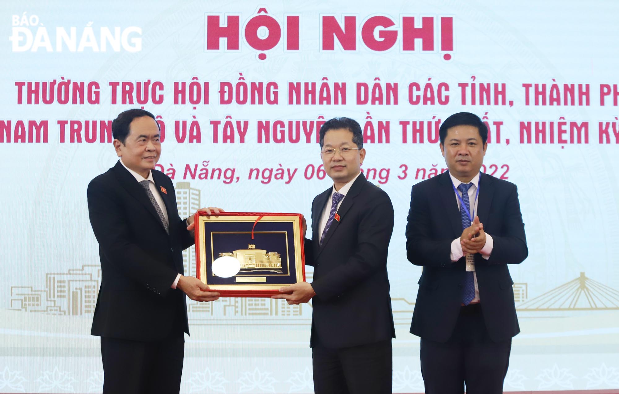 Phó Chủ tịch Quốc hội Trần Thanh Mẫn (bên trái) tặng quà lưu niệm cho lãnh đạo thành phố Đà Nẵng. Ảnh: NGỌC PHÚ