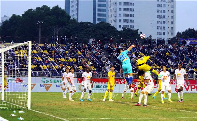 Pha bóng trước khung thành thủ môn Tuấn Linh đội Hoàng Anh Gia Lai. 