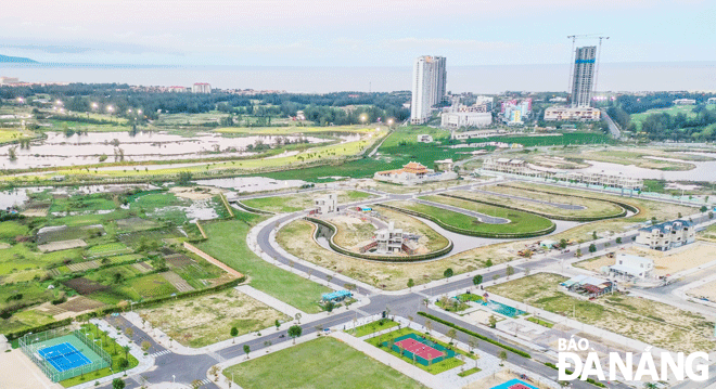 Real estate products as part of urban planning projects in the south of Da Nang are on sale. Photo: TRIEU TUNG 