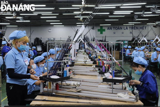 Industrial production in Da Nang has recorded a good growth, contributing to the city’s socio-economic development. Workers are seen being on duty at the Daiwa Vietnam Co., Ltd based in the Hoa Khanh Industrial Park, Lien Chieu District. Photo: KHANH HOA