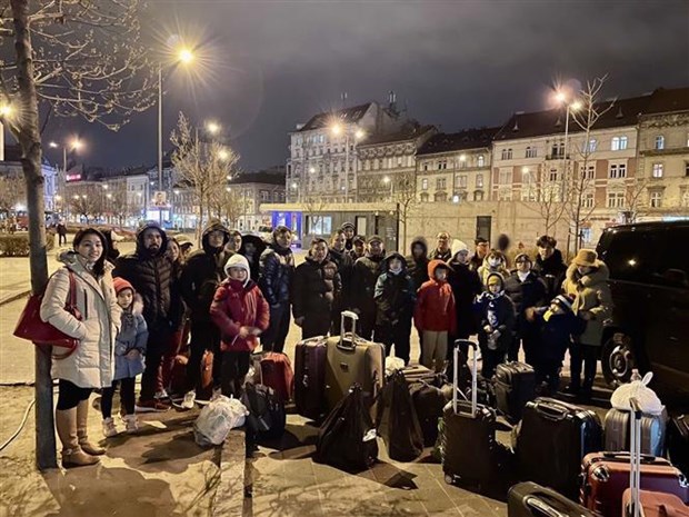 Some Vietnamese people after arriving at the train station in Budapest, Hungary (Photo: VNA)