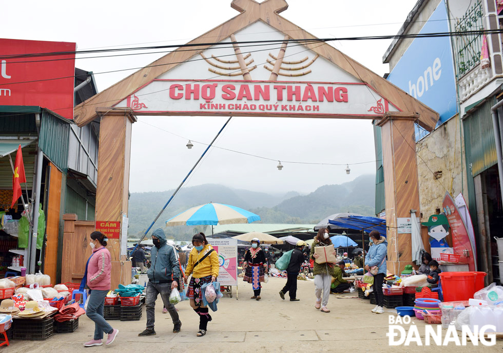 The entrance gate to the San Thang Market in early morning. 