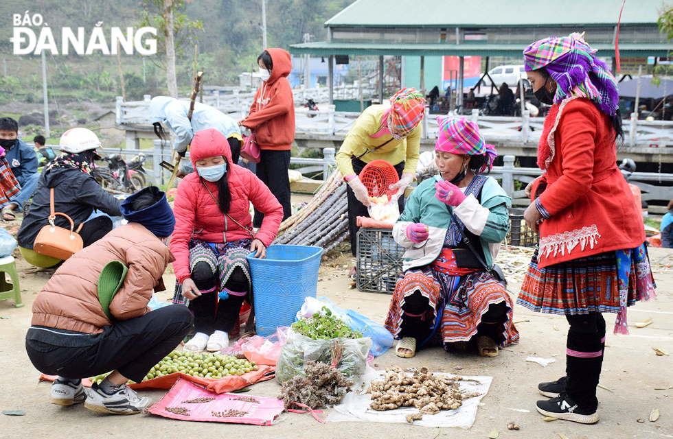 Mong ethnic minority people selling their products at the market. 