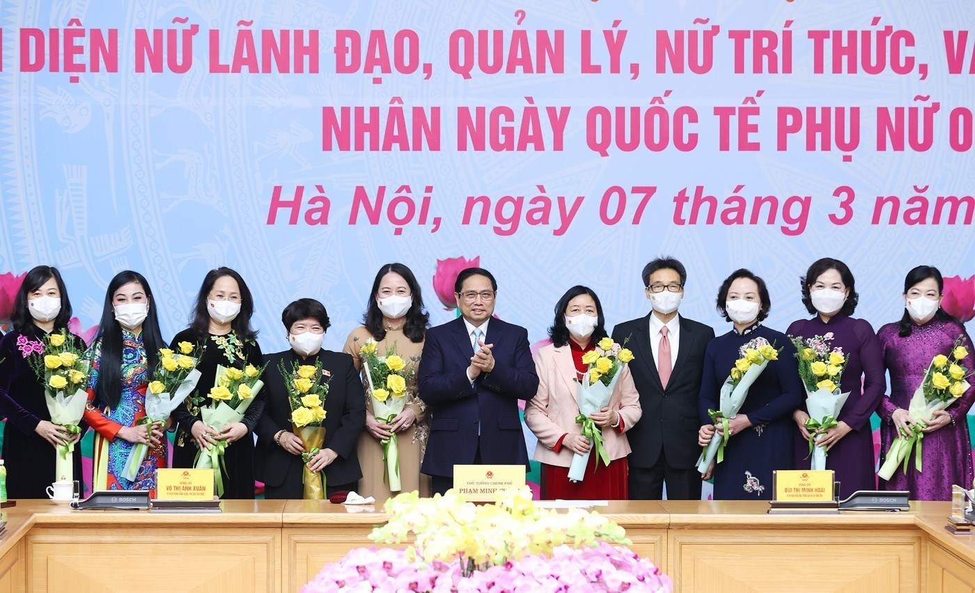 Thủ tướng Phạm Minh Chính chúc mừng các đại diện nữ lãnh đạo quản lý, trí thức và văn nghệ sỹ tiêu biểu. (Ảnh: TTXVN)