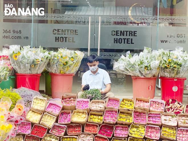 Florists choose the freshest flowers to serve customers. Photo: QUYNH TRANG