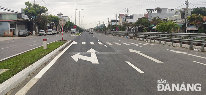 Some damaged road surface on National Highway 1A’s section through Da Nang are being repaired, painted to ensure traffic safety. Photo: TRIEU TUNG