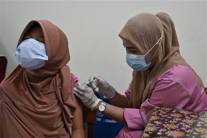Nhân viên y tế tiêm vaccine ngừa COVID-19 cho người dân tại Jakarta, Indonesia. Ảnh: AFP/TTXVN