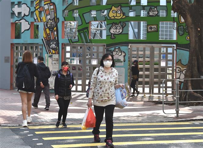 Người dân đeo khẩu trang phòng dịch COVID-19 tại Hong Kong, Trung Quốc, ngày 5/3/2022. Ảnh: THX/ TTXVN