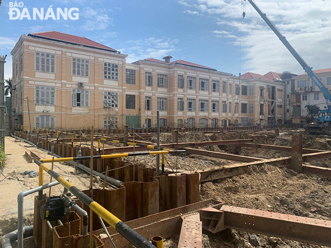 Since the beginning of March, 2022, the construction progress of civil and industrial works in the city has been affected due to the increase in the price of most steel products. Here is a scene of the upgrading of the 42 Bach Dang facility into the new Da Nang Museum. Photo: TRIEU TUNG