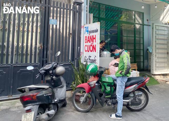  Grab motorbike drivers are pleased with a hike in transport service fares amid the soaring gasoline price. Photo: QUYNH TRANG