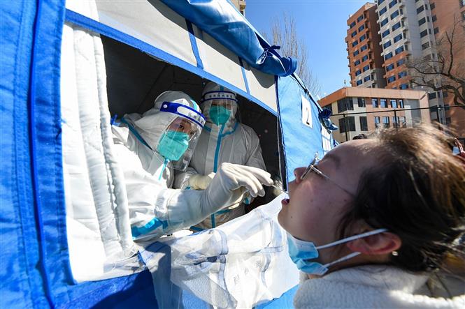 Nhân viên y tế lấy mẫu xét nghiệm COVID-19 cho người dân tại Hohhot, Khu tự trị Nội Mông, Trung Quốc, ngày 2/3/2022. Ảnh: THX/TTXVN