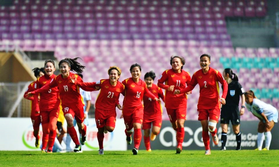  Chú thích ảnh Tuyển nữ Việt Nam ăn mừng sau khi lập kỳ tích giành quyền vào thi đấu tại VCK FIFA World Cup nữ năm 2023. Ảnh: VFF