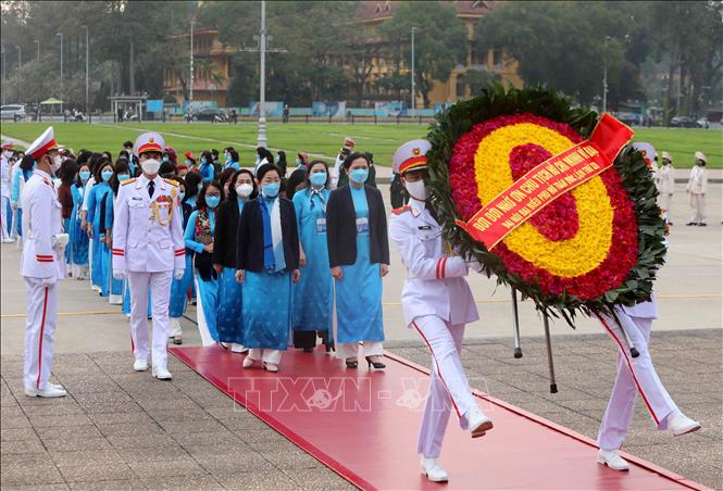 Các đại biểu đặt vòng hoa và vào Lăng viếng Chủ tịch Hồ Chí Minh. 