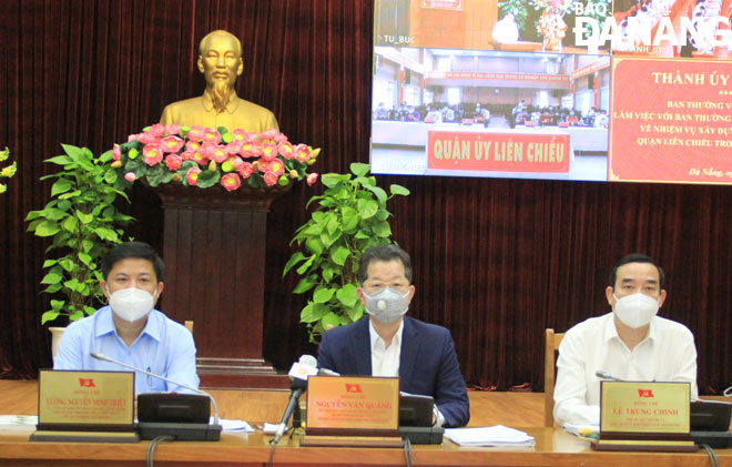  Da Nang Party Committee Secretary Nguyen Van Quang (center), Standing Deputy Secretary of the municipal Party Committee Luong Nguyen Minh Triet (left) and Chairman of the municipal People's Committee Le Trung Chinh chair the meeting. Photo: TRONG HUNG