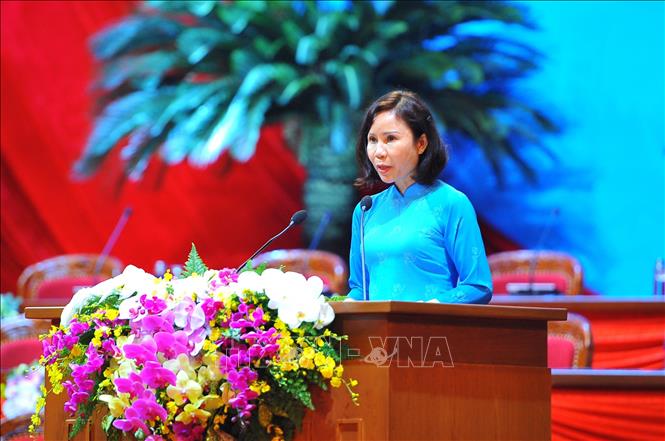 Phó Chủ tịch Hội Liên hiệp Phụ nữ Việt Nam Bùi Thị Hồng đọc báo cáo kết quả thẩm tra tư cách đại biểu. Ảnh: Minh Đức/TTXVN