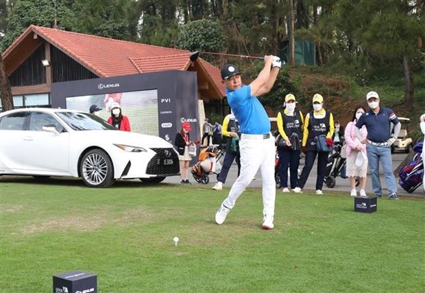 A golfer plays at the tournament. (Photo: VNA)