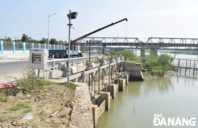 Da Nang has implemented many solutions to ensure water supplies citywide during the scorching season. The Da Nang Water Supply Joint Stock Company (DAWACO) has invested in a system of gates to collect fresh water on the surface of Cam Le River to cope with saline intrusion. Photo: HOANG HIEP