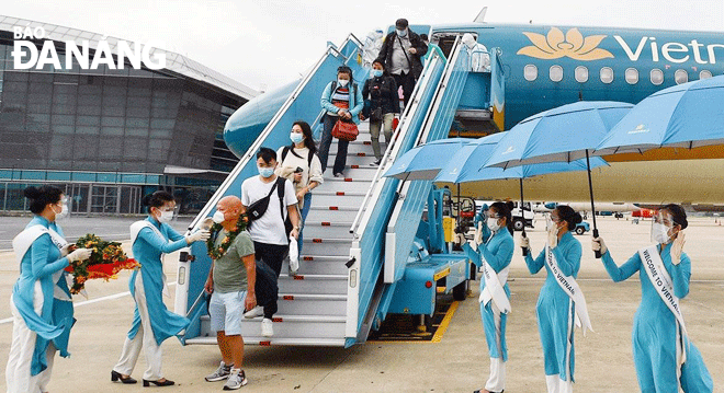 Da Nang welcomed its first international visitors at the Da Nang International Airport in late 2021. Photo: NHAT HA