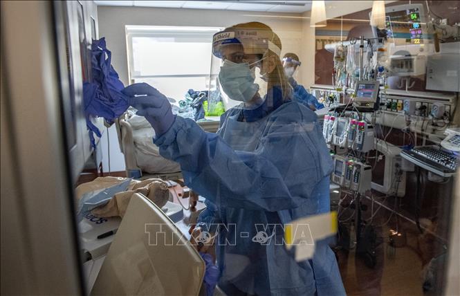 Nhân viên y tế điều trị cho bệnh nhân nhiễm Covid-19 tại bệnh viện ở Hartford, Connecticut, Mỹ. Ảnh: AFP/TTXVN