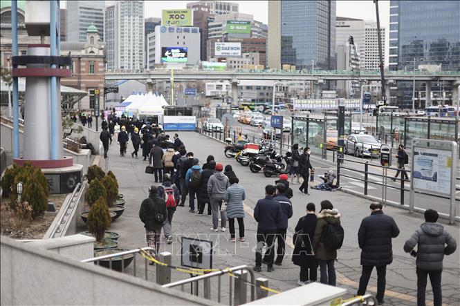 Người dân chờ xét nghiệm Covid-19 tại Seoul, Hàn Quốc, ngày 8-3-2022. Ảnh: Yonhap/TTXVN