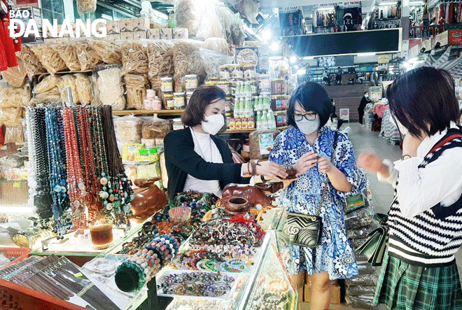 Các chợ truyền thống không chỉ đơn thuần là nơi buôn bán mà còn là điểm đến hấp dẫn du khách.  Trong Ảnh: Chợ Hàn là một trong những chợ thu hút khách du lịch. Ảnh: KHÁNH HÒA