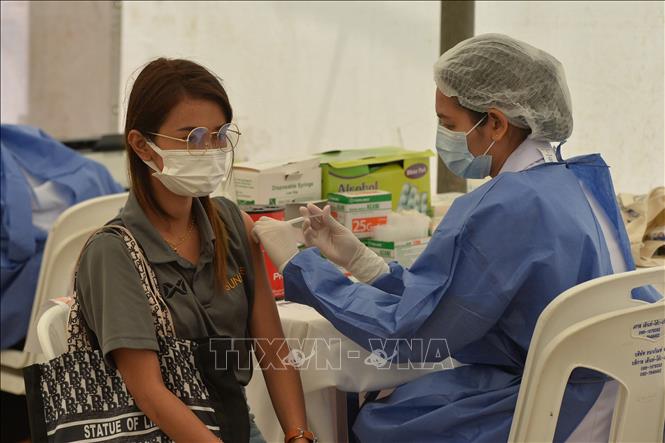 Nhân viên y tế tiêm vaccine phòng Covid-19 cho người dân tại Bangkok, Thái Lan, ngày 7-3-2022. Ảnh: THX/ TTXVN