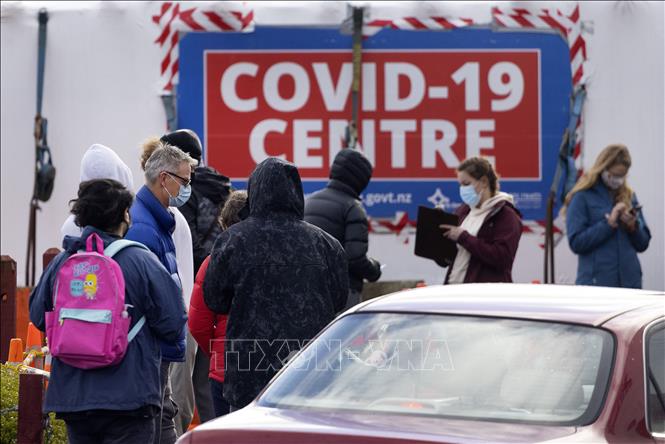 Người dân xếp hàng chờ xét nghiệm Covid-19 tại Wellington, New Zealand. Ảnh: AFP/TTXVN