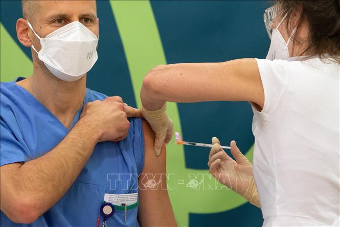 Nhân viên y tế tiêm vaccine ngừa Covid-19 cho người dân tại Vienna, Áo. Ảnh: AFP/TTXVN