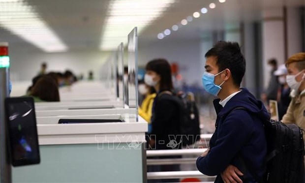 Air passengers wait to handle entry procedures at Noi Bai International Airport in Hanoi. (Photo: VNA)