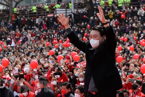 Ông Yoon Suk-yeol trong chiến dịch vận động tranh cử ở Busan, Hàn Quốc, ngày 8-3. (Ảnh: Yonhap/TTXVN)
