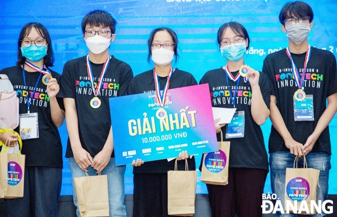 A group of students from the Hoa Vang Senior High School took the first prize at the 4th season of the 'Creative Experience Competition with Intel Galileo U-Invent' organized by the Viet Nam - UK Institute of Research and Executive Education (VNUK, UD) for high school students in Da Nang. Photo: NGOC HA