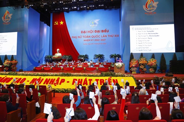 Đại biểu dự đại hội biểu quyết thông qua danh sách Ban Chấp hành TƯ Hội Liên hiệp phụ nữ Việt Nam khoá 13. (Ảnh: Phương Hoa/TTXVN)