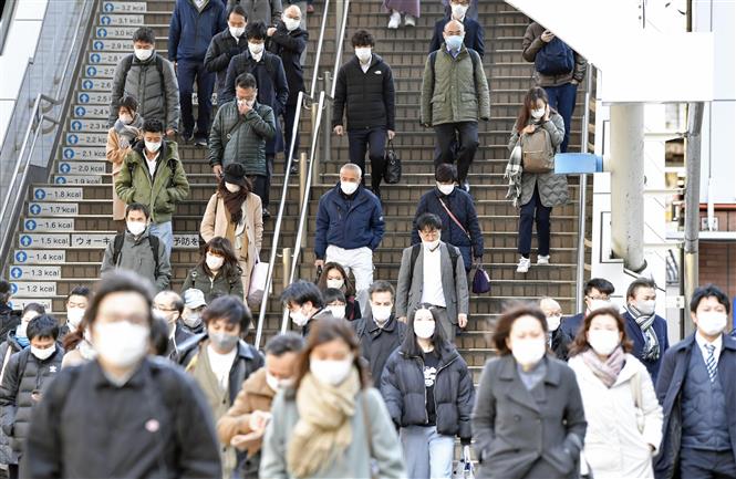 Người dân đeo khẩu trang phòng dịch Covid-19 tại Tokyo, Nhật Bản, ngày 7-3-2022. Ảnh: Kyodo/ TTXVN