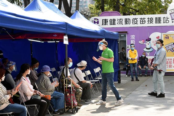 Người dân tại một điểm tiêm vaccine phòng Covid-19 ở Hong Kong, Trung Quốc, ngày 4-3-2022. Ảnh: THX/TTXVN
