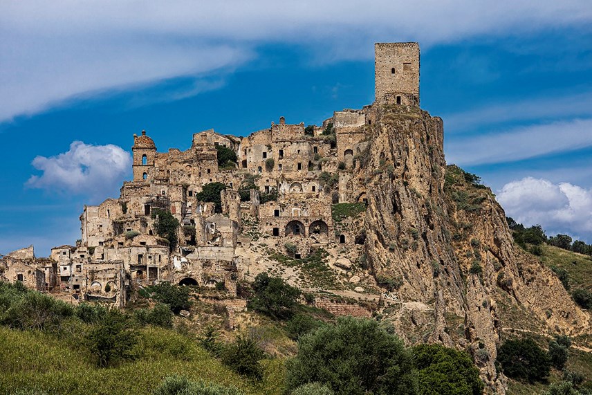 Craco là thị trấn thuộc vùng Basilicata miền nam nước Ý. Ảnh: CNN