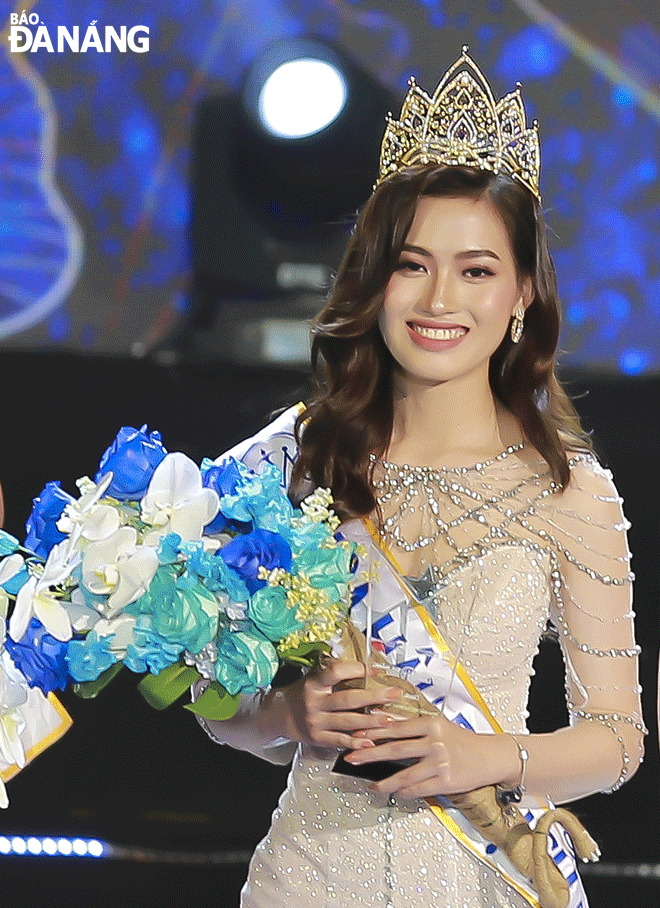 Trần Nguyên Minh Thư trong đêm đăng quang Hoa hậu Du lịch Đà Nẵng 2022. Ảnh: ĐỨC HOÀNG