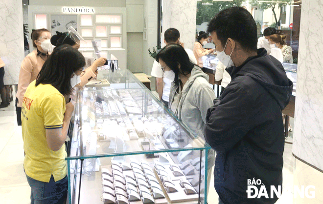 Financial experts recommend that investors should choose the right financial investment channels to reduce their risk in an increasingly unpredictable market. In the photo: Local people are looking for jewelry at a jewelry store located in Da Nang’s Hai Chau District under the Phu Nhuan Jewelry Joint Stock Company (PNJ). Photo: M.QUE