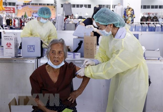 A citizen in Laos receives COVID-19 vaccine jab. (Photo: VNA)