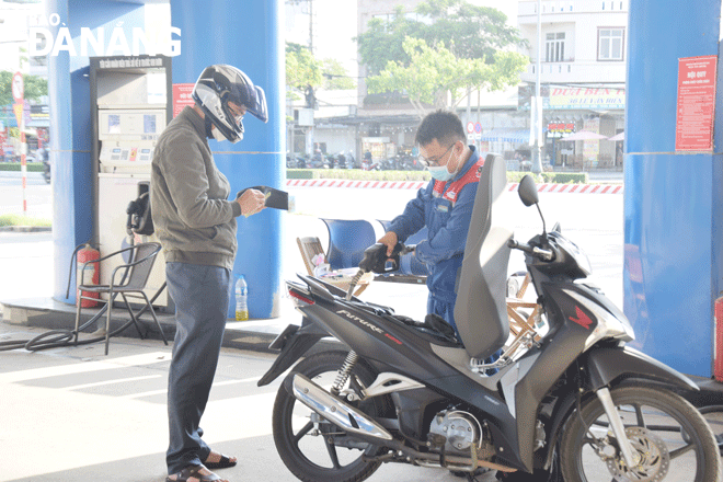 Petrol and diesel prices across Viet Nam have again been increased - the seventh time in a row, sending fuel prices to a new record. Photo: QUYNH TRANG