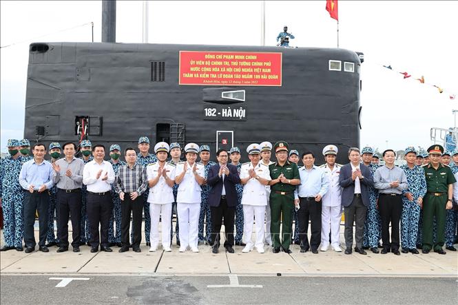 Thủ tướng Phạm Minh Chính với cán bộ, sĩ quan, chiến sĩ Lữ đoàn Tàu ngầm 189. Ảnh: Dương Giang/TTXVN