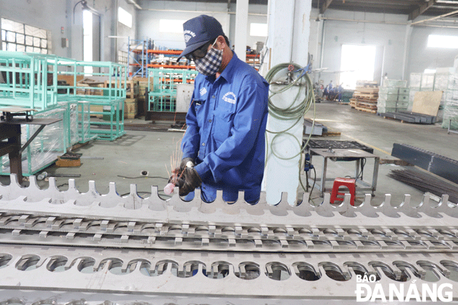 Workers are seen working hard at the Huynh Duc Production, Trade and Service Co., Ltd based in the Hoa Khanh Industrial Park, Lien Chieu District. Photo: KHANH HOA