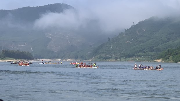 Tranh tài đua thuyền tại lễ hội. (Nguồn: baoquangnam.vn)