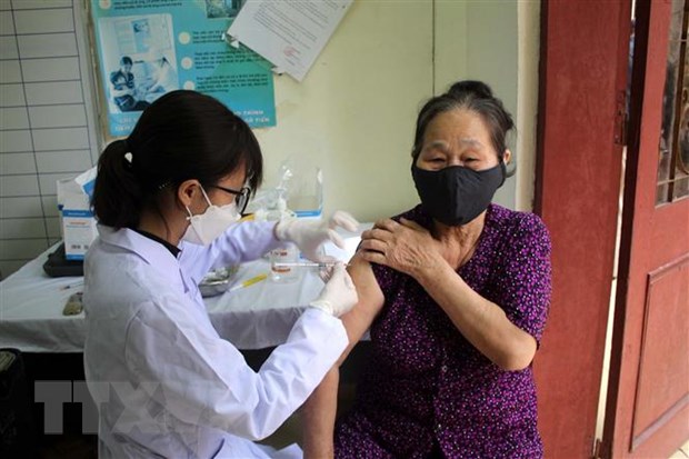 Nhân viên Trạm y tế phường Lam Sơn, thành phố Thanh Hóa tiêm vaccine phòng dịch COVD-19 cho người dân. (Ảnh: Nguyễn Nam/TTXVN)