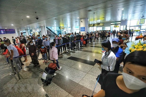 Vietnamese in Ukraine arrive in Ha Noi after a long flight  (Photo: VNA) 