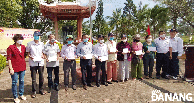 Gifts presented to 9 poor families of the Truong Sa martyrs in the city. Photo: LVT