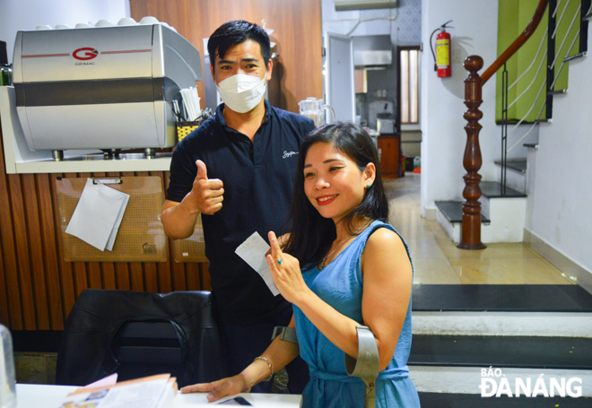 Ms Huong Thao supports Mr Phan Tai Toan at Happy Heart restaurant. Photo: XUAN SON